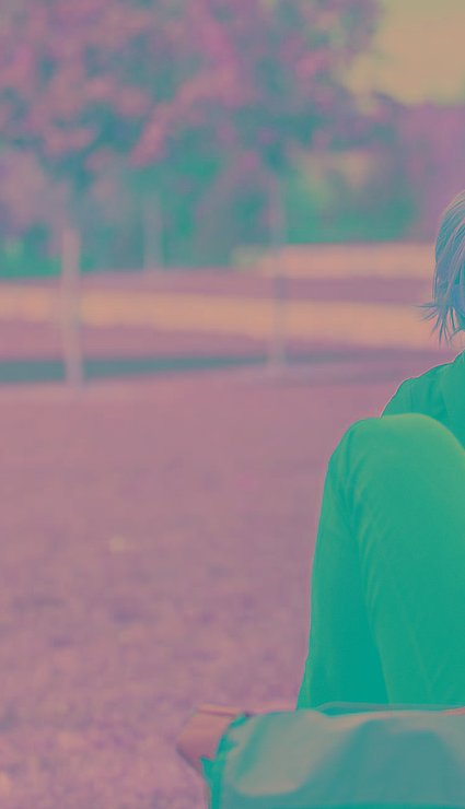 Drei Personen sitzen im Park